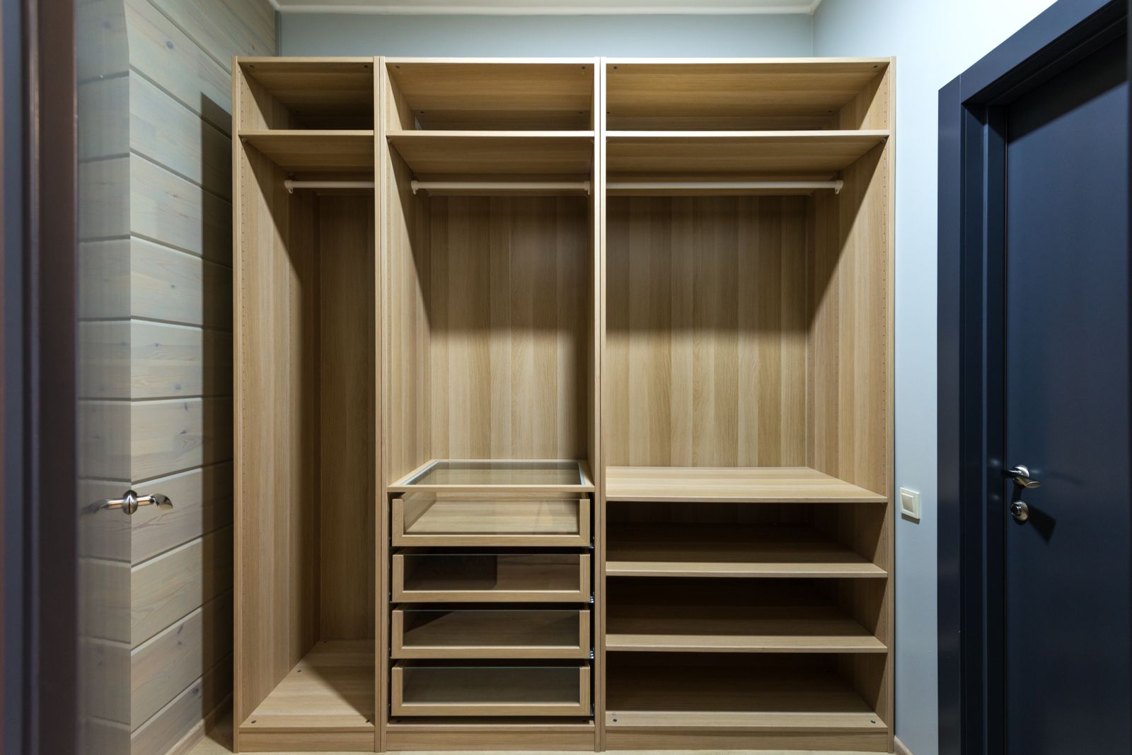 Offener Einbauschrank mit Regalböden und Schubladen aus hellem Holz