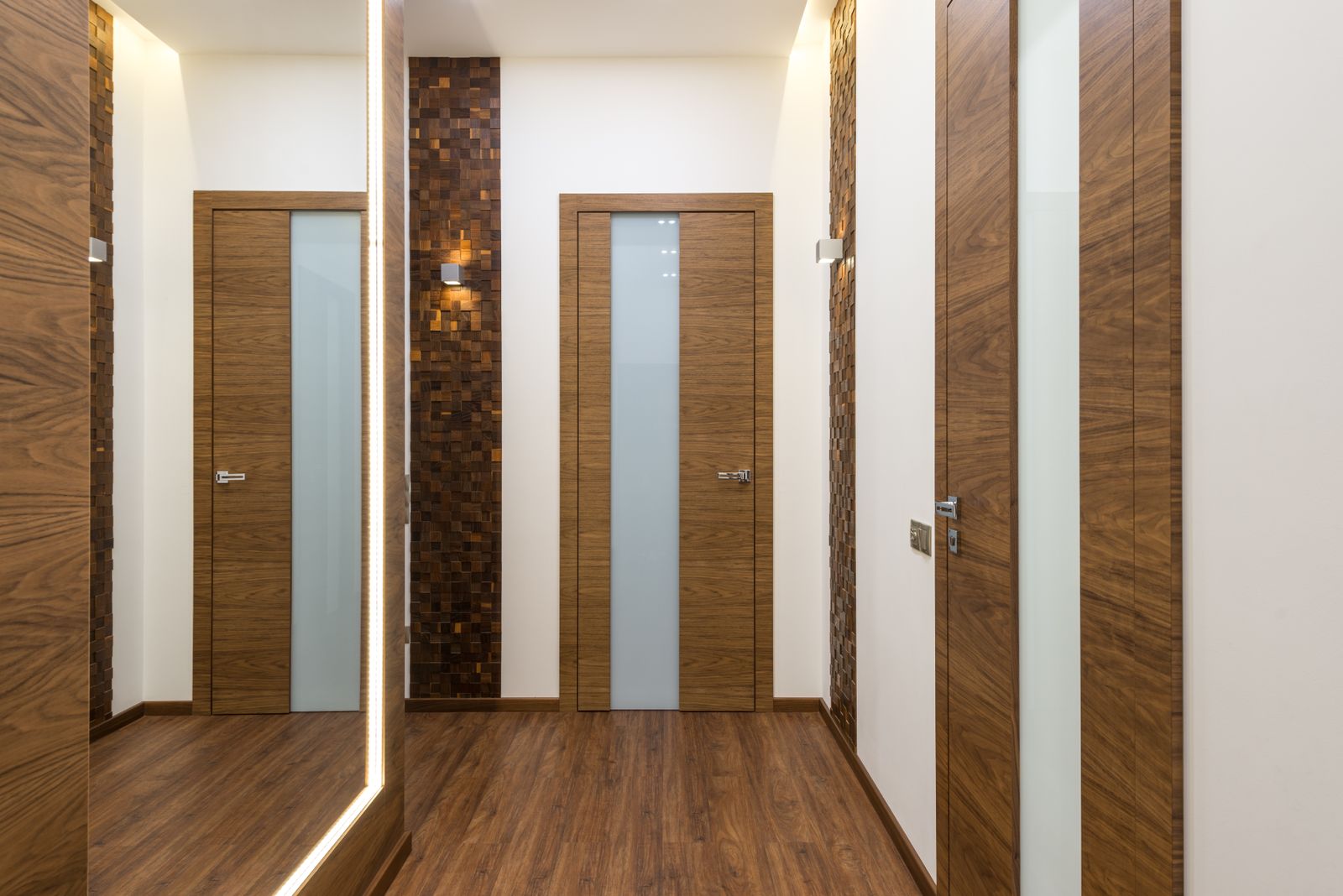 Flur einer Wohnung mit mehreren eingebauten Holztüren