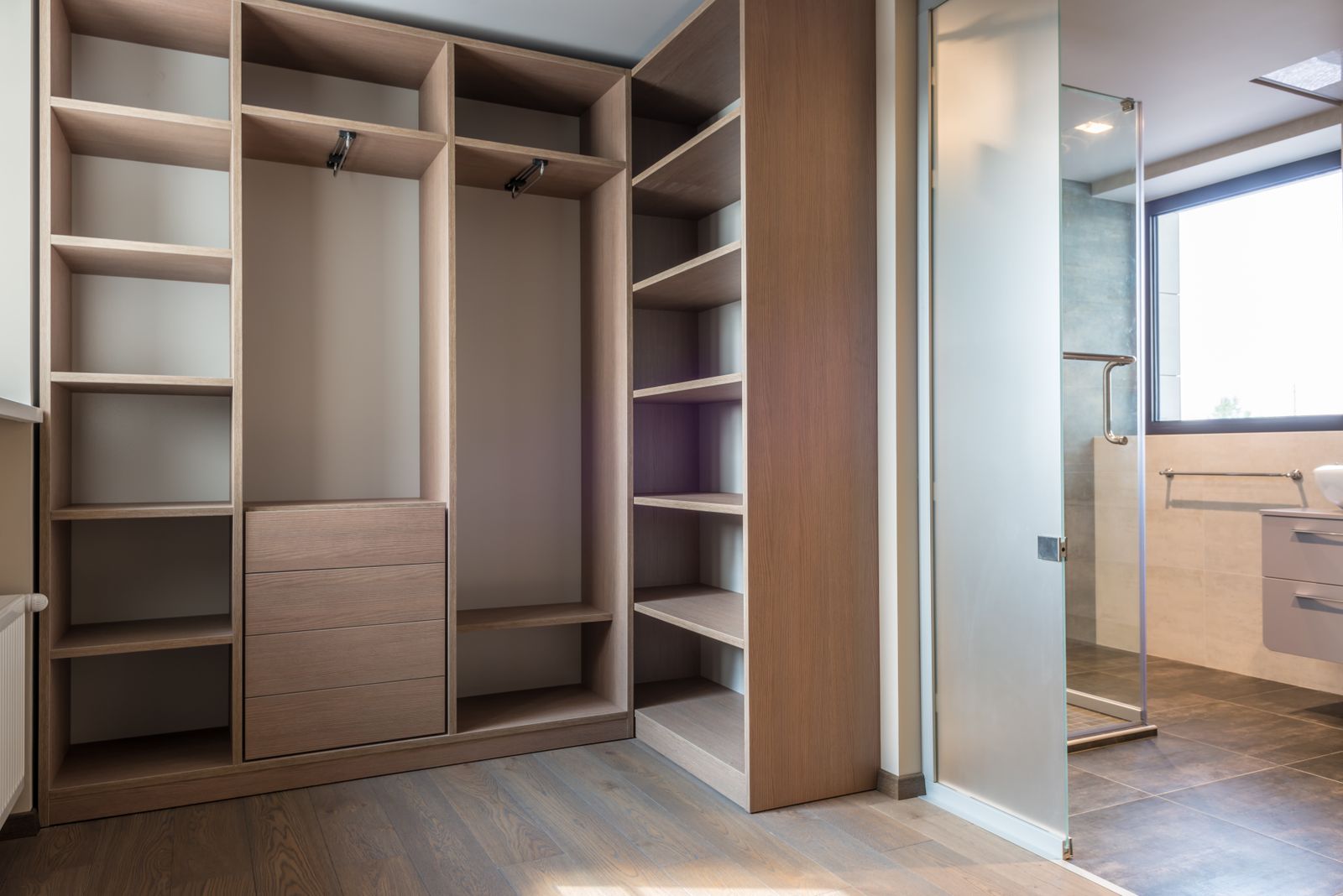 Einbauschrank in einer Nische mit Regalen und Schubladen